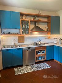 Cucina con elettrodomestici