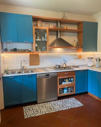 Cucina con elettrodomestici
