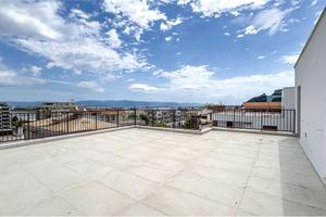 Attico con terrazza solarium e piscina