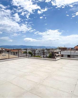 Attico con terrazza solarium e piscina