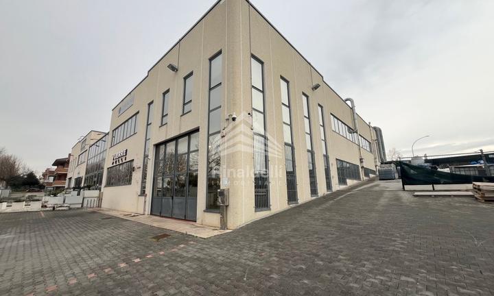 Posizione ideale e ampi spazi per la tua attività