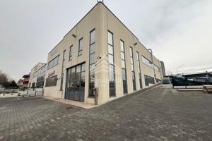 Posizione ideale e ampi spazi per la tua attività