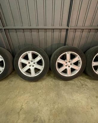 Cerchi e gomme Evoque 235/55/19-105 v.4 stagioni