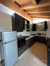 Cucina angolo moderna con frigo e elettrodomestici