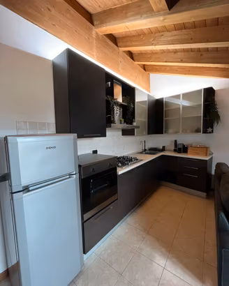 Cucina angolo moderna con frigo e elettrodomestici