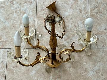 Lampadario a gocce e due applique