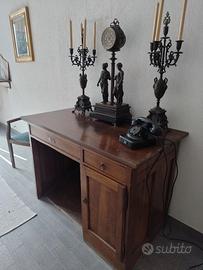 Telefono, orologio con candelabri.