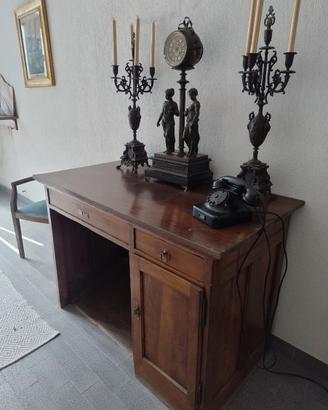 Telefono, orologio con candelabri.