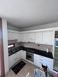Cucina angolare moderna bianca e nera