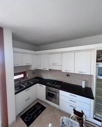 Cucina angolare moderna bianca e nera