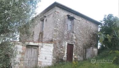 Casolare con 1500 mq di terreno ad Ortodonico