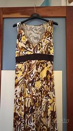 Abito fantasia nei toni del giallo e marrone