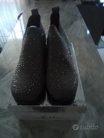 Sneakers con rialzo interno nuove