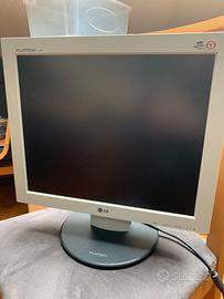Monitor LCD 15”.