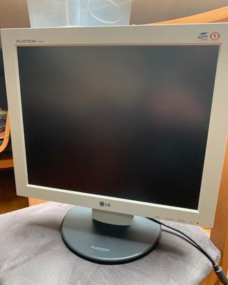 Monitor LCD 15”.