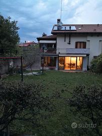 Villetta accostata con giardino e parcheggio