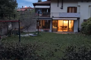 Villetta accostata con giardino e parcheggio