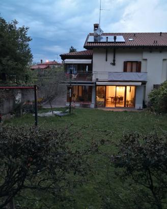 Villetta accostata con giardino e parcheggio