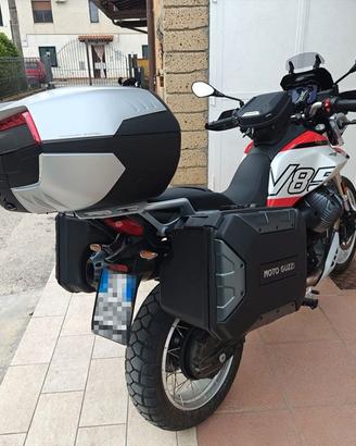 Moto Guzzi V85 TT E5+ anno 2025 "full optional".