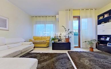 AMPIO QUADRILOCALE SU DUE LIVELLI. CON CANTINA E P