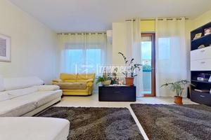 AMPIO QUADRILOCALE SU DUE LIVELLI. CON CANTINA E P