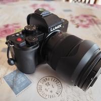 Panasonic Lumix G100 con obiettivi e accessori.