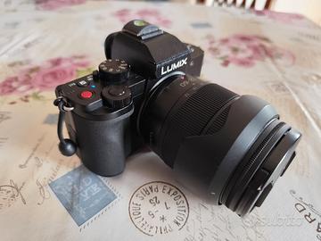 Panasonic Lumix G100 con obiettivi e accessori.