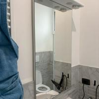 mobile con lavandino e specchio