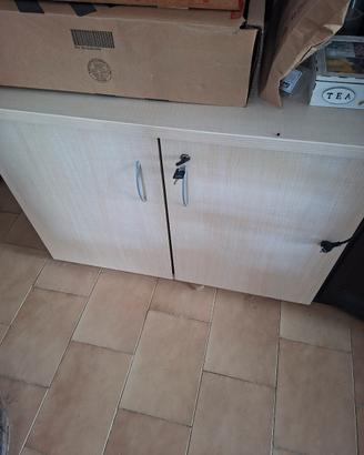 mobiletto e sedie