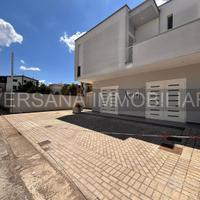 Locale commerciale con deposito