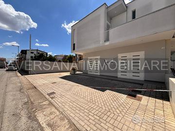 Locale commerciale con deposito