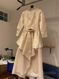 Abito da sposa sartoriale con bolerino in pizzo