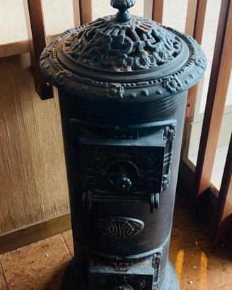Stufa da salotto antica in ghisa