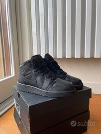 Nike Air Jordan 1 Mid Triple Black in pelle nera