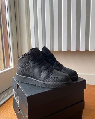 Nike Air Jordan 1 Mid Triple Black in pelle nera