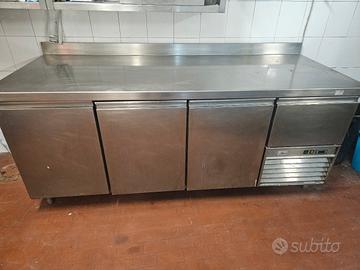 tavoli acciaio con frigorifero