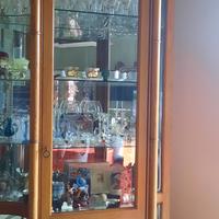 vetrinetta e tavolo con.4 sedie