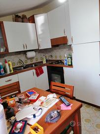 cucina con forno fornelli frigo