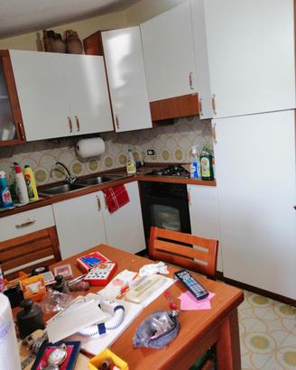 cucina con forno fornelli frigo