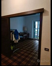 Porta/separé scorrevole in legno 