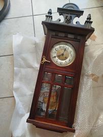 antico orologio a pendolo 