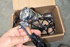 Faro led aggiuntivo e griglia di protezione