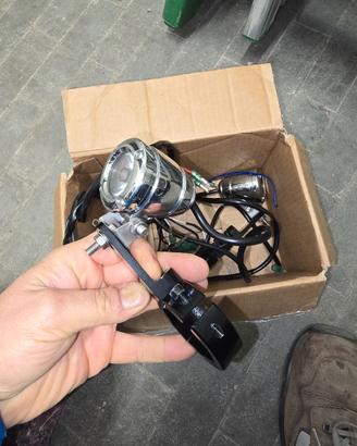Faro led aggiuntivo e griglia di protezione