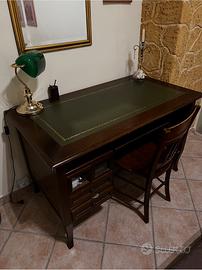 Scrivania in legno con piano in pelle verde