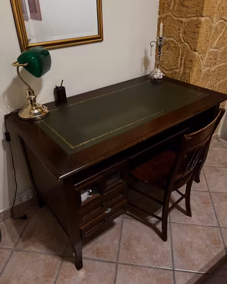 Scrivania in legno con piano in pelle verde