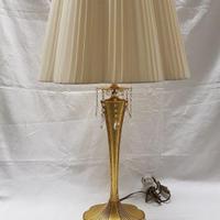 Lampada da tavolo con paralume plissè e pendagli