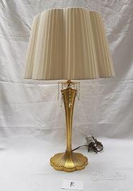 Lampada da tavolo con paralume plissè e pendagli