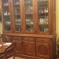 Mobile sala con tavolo e sedie