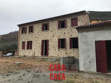 Rustico a Valnogaredo con un ettaro di terreno co