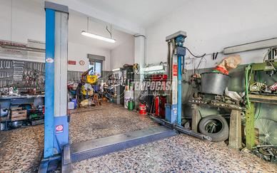 Officina al piano terra in Via Carnevali